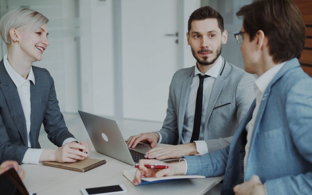 Reunião de negócios discutindo estratégia de mercado