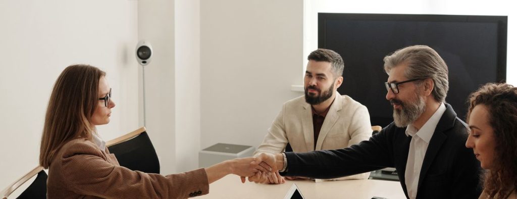 Aperto de mãos selando parceria estratégica de negócios