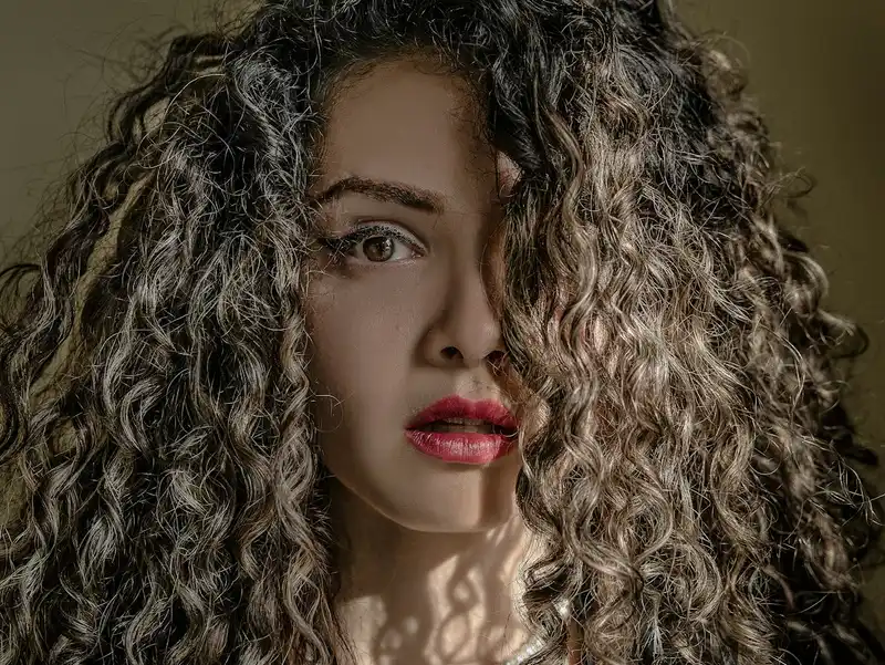 Qual o melhor óleo reparador de pontas para cabelo cacheado?